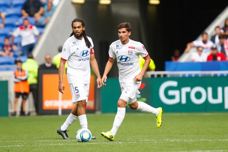 Une banderole contre les joueurs au Parc OL avant même le début du match