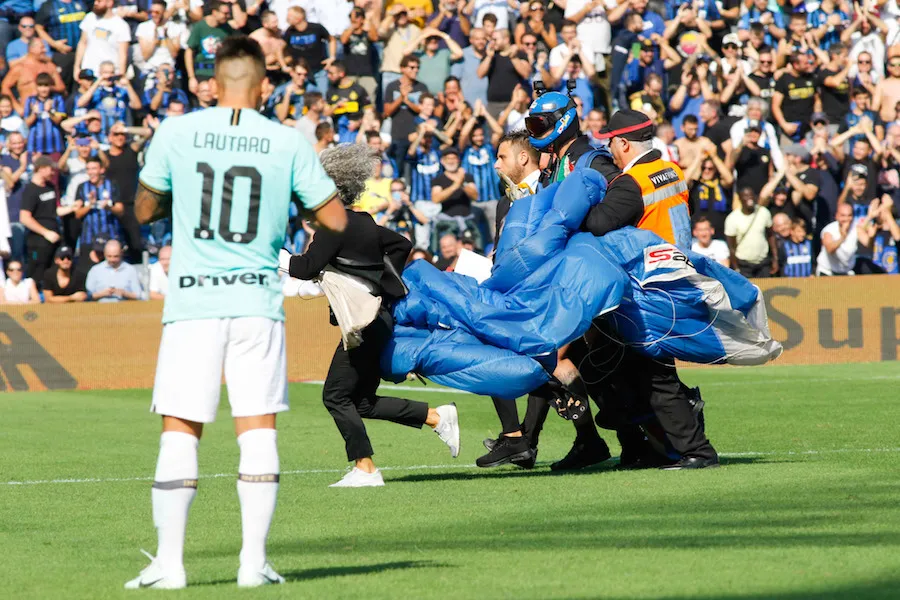 Un parachutiste interrompt Sassuolo-Inter