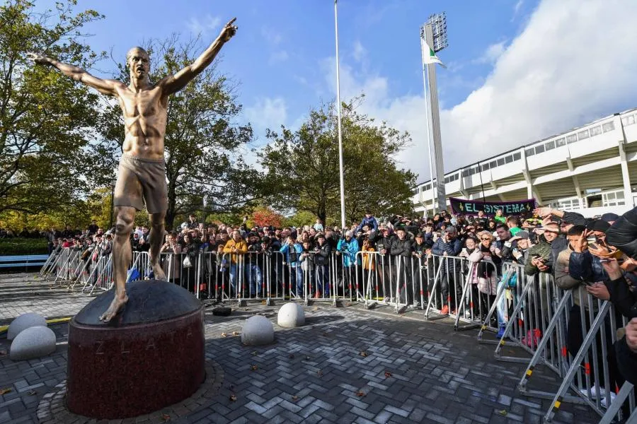 Zlatan inaugure une statue à son effigie dans sa ville de Malmö