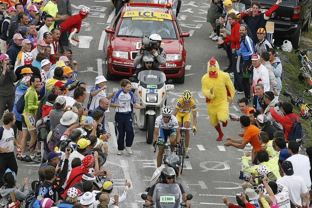 Un joueur croate tue un poulet envahissant d’un coup de pied et prend un carton rouge