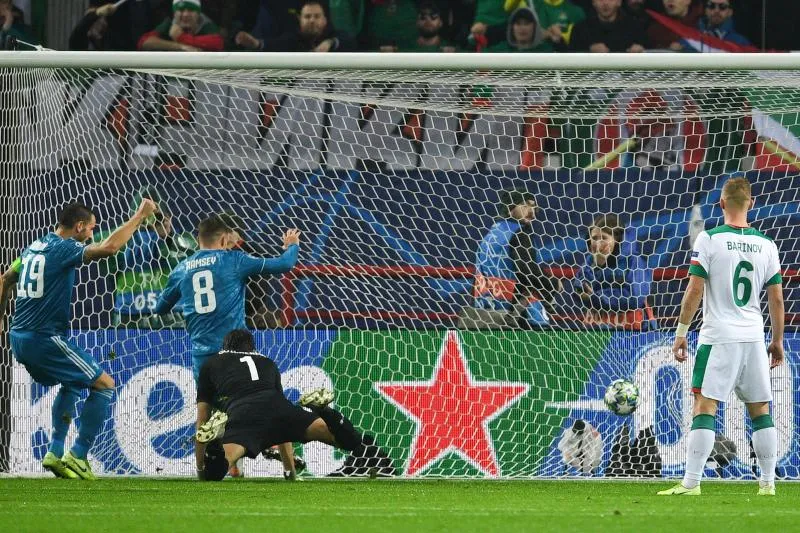 Douglas Costa propulse la Juve en 1/8e