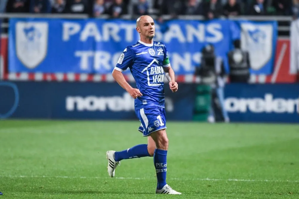 Quand Lionel Mathis bat Benjamin Nivet au tennis