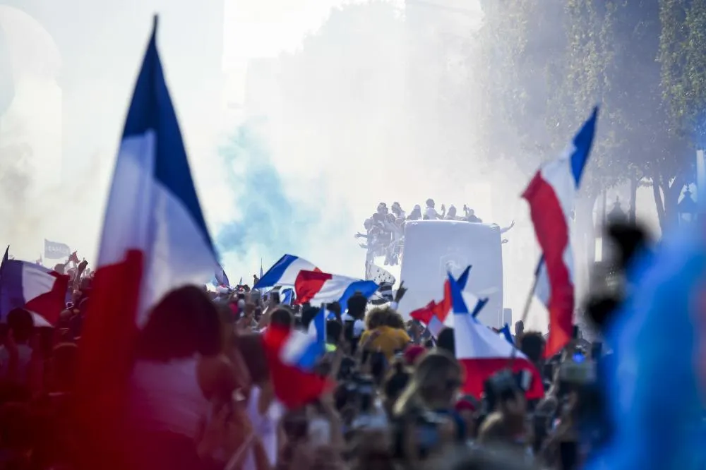 Benalla accuse le chauffeur du bus d’être responsable de la parade-éclair des Bleus sur les Champs