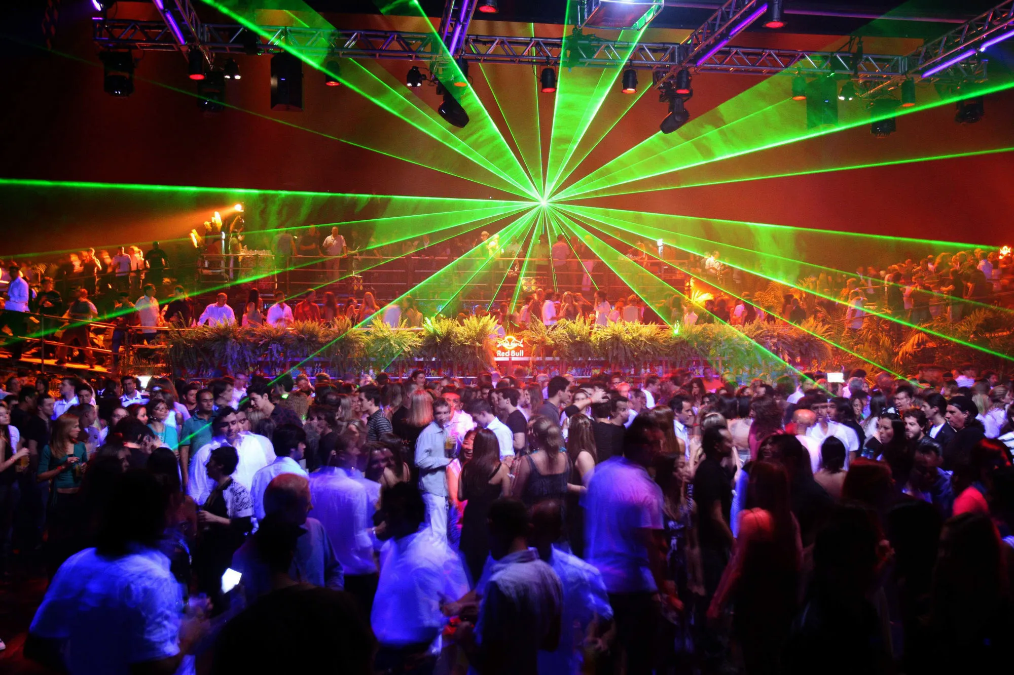 Filmé en plein ébat sexuel dans les toilettes d&rsquo;une boîte, il est suspendu par son club