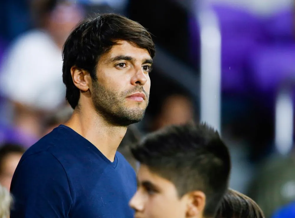 Une arbitre donne un carton jaune à Kaká, puis prend un selfie avec lui