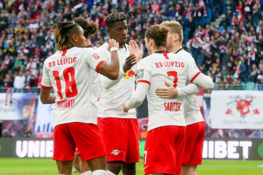 Le Bayern Munich coule à Francfort, Gladbach solide leader, Dortmund et Leipzig régalent