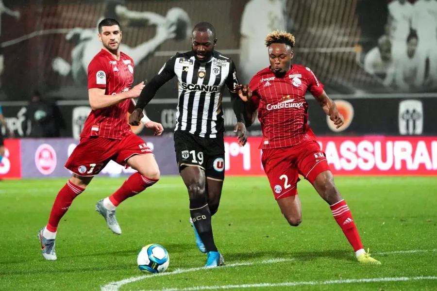 Lyon sauvé par Depay, Angers relance la machine