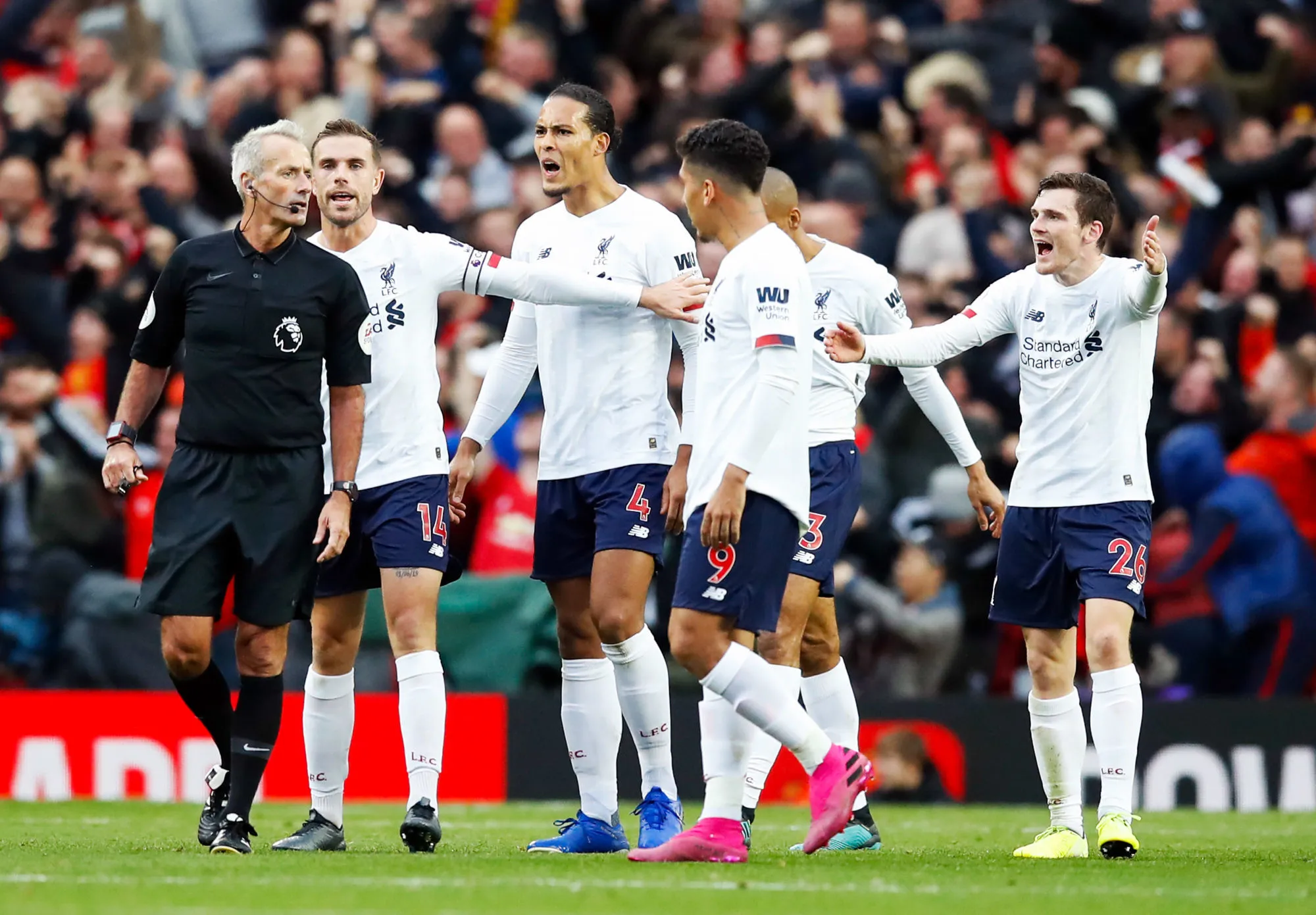 Des supporters des Reds lancent une pétition réclamant la suspension de Martin Atkinson