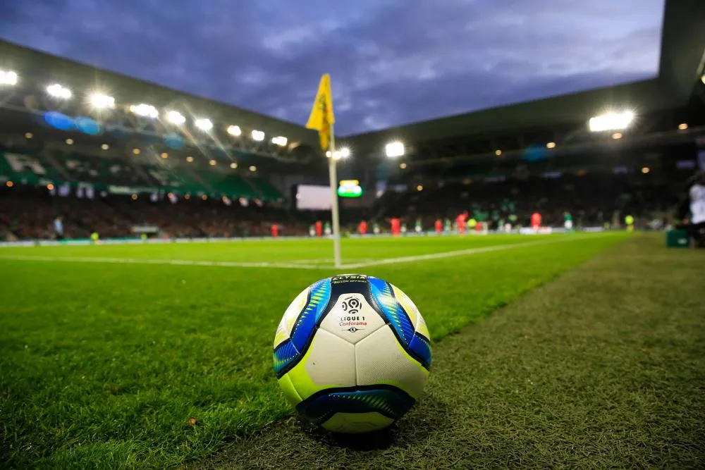 Plus de cinquantes bouteilles remplies d&rsquo;urines retrouvées dans stade de foot du Morbihan