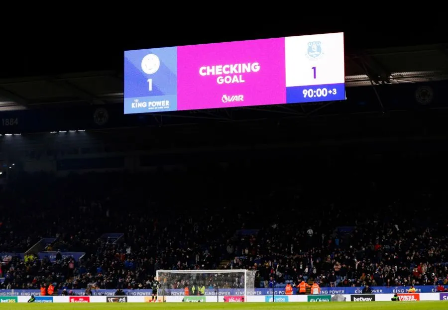 Vers une communication des arbitres au public après chaque usage de la VAR ?