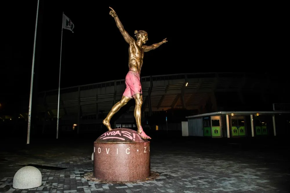 La statue d&rsquo;Ibrahimović (encore) vandalisée  à Malmö