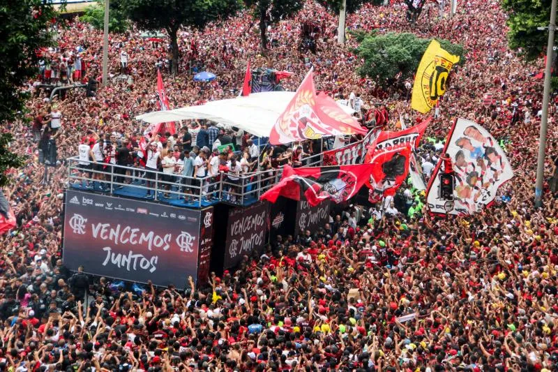 Les supporters de Flamengo mettent le feu à Rio