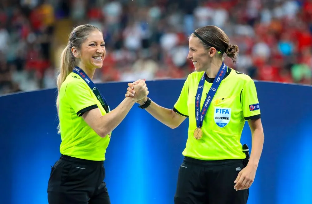 Stéphanie Frappart élue meilleur arbitre féminine du monde