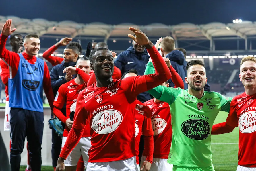 Griedge Mbock félicite son frère pour son premier but en Ligue 1