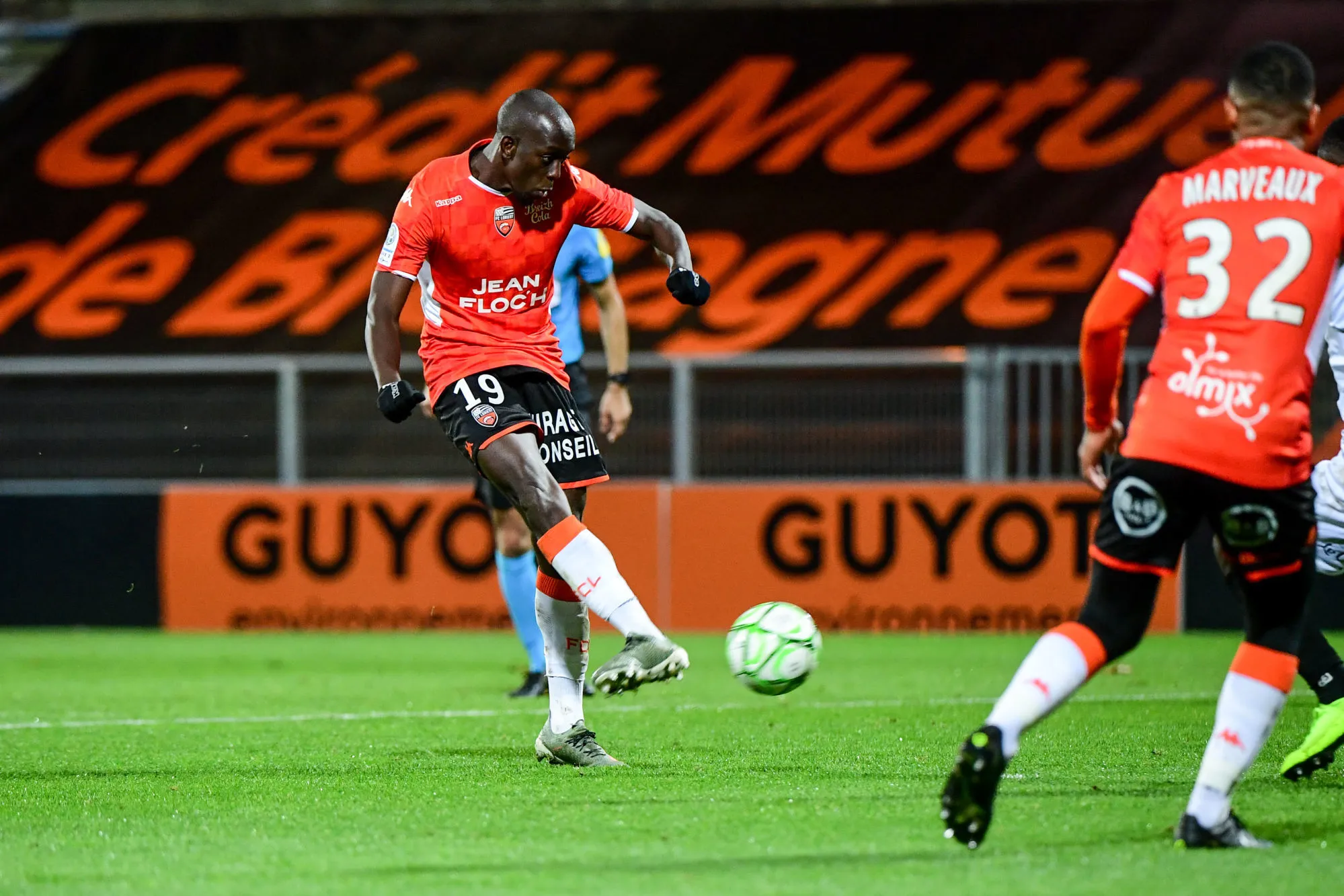 Pronostic Valenciennes Lorient : Analyse, prono et cotes du match de Ligue 2