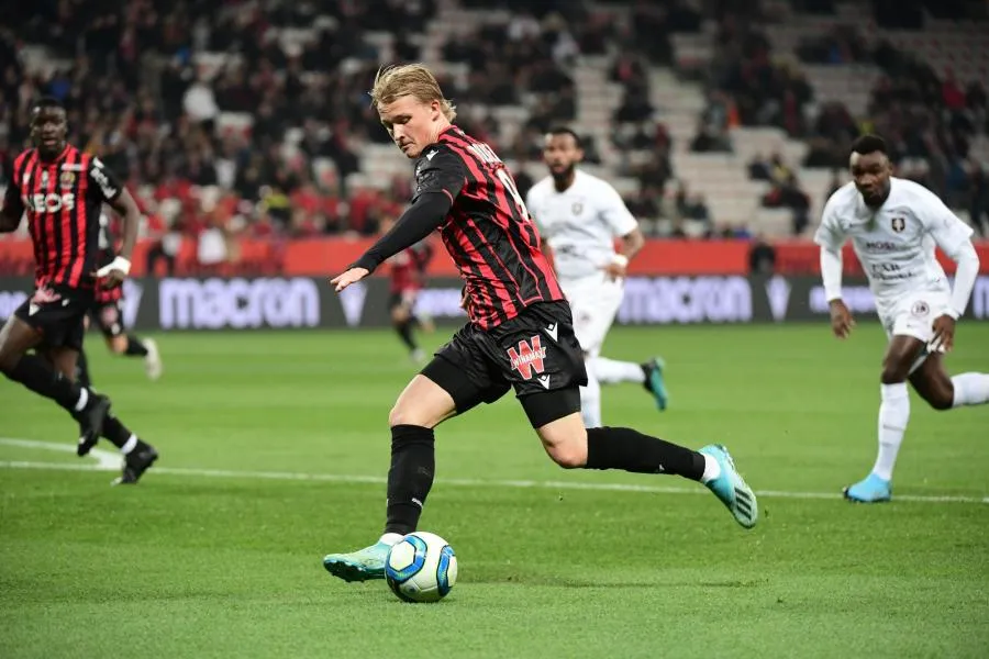 Dolberg : «<span style="font-size:50%">&nbsp;</span>Tu ne peux pas parler avec les arbitres<span style="font-size:50%">&nbsp;</span>» en France