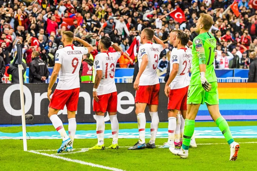 Salut militaire : 10 joueurs turcs réprimandés par l&rsquo;UEFA