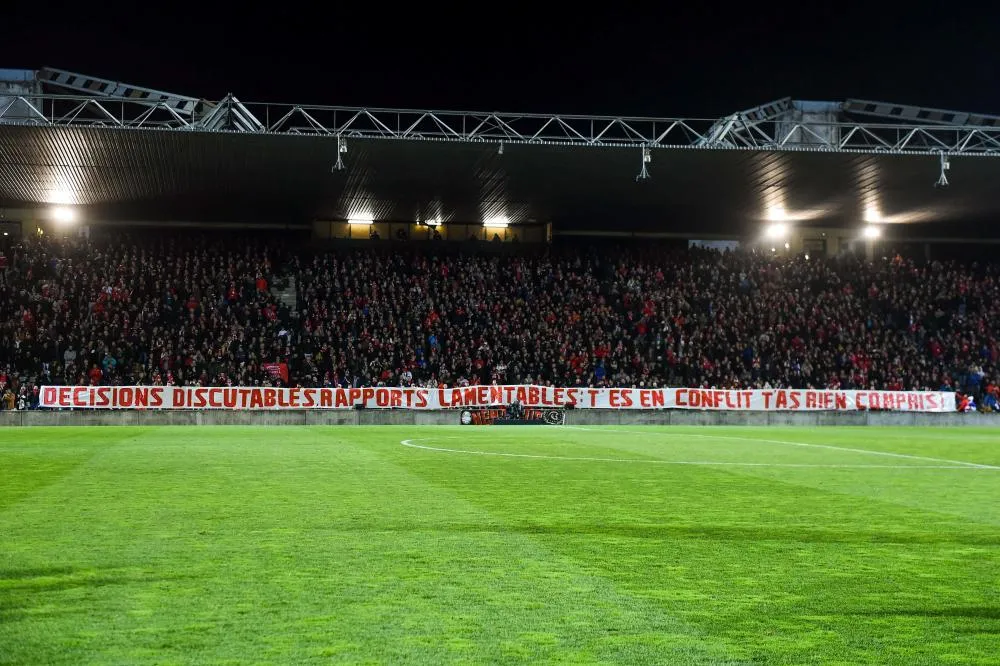 Enquête ouverte contre un fan nîmois pour jet d&rsquo;une bouteille d&rsquo;urine sur la police
