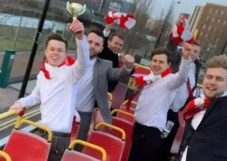 Invaincue, une équipe galloise s&rsquo;offre un défilé en bus dans Cardiff