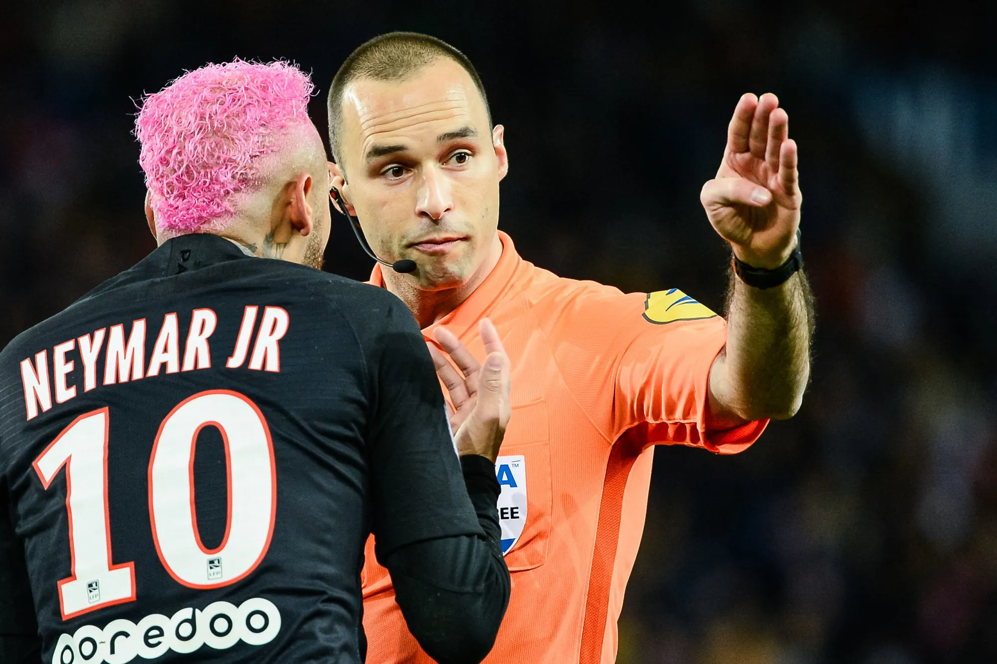 Carton jaune de Neymar : Faut-il sanctionner les artistes ?