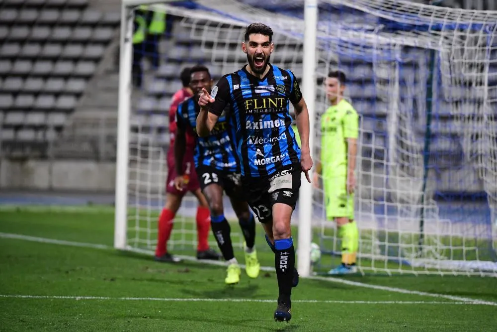 Les supporteurs du Paris FC cantonnés au parcage visiteur dans leur propre stade