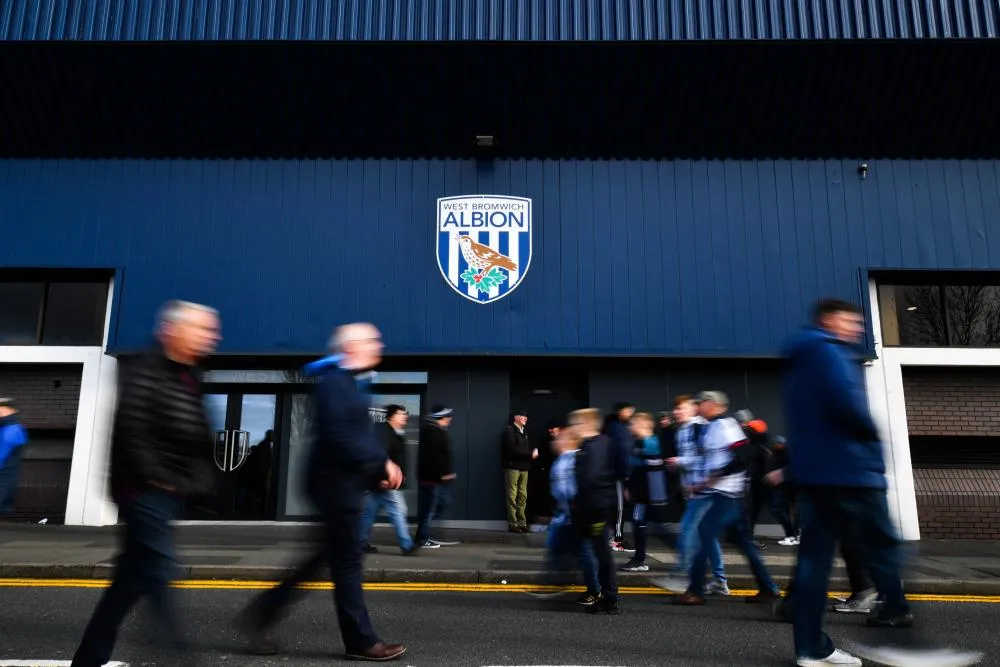 Un supporter de West Bromwich Albion gagne une place de match, mais préfère la donner à un SDF