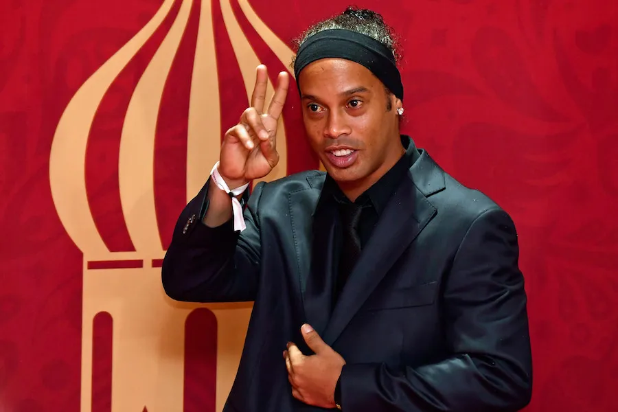 Faux passeport : Ronaldinho remis en liberté… puis de nouveau arrêté