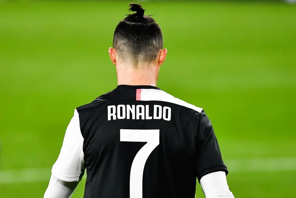 Quand Cristiano Ronaldo salue des spectateurs imaginaires