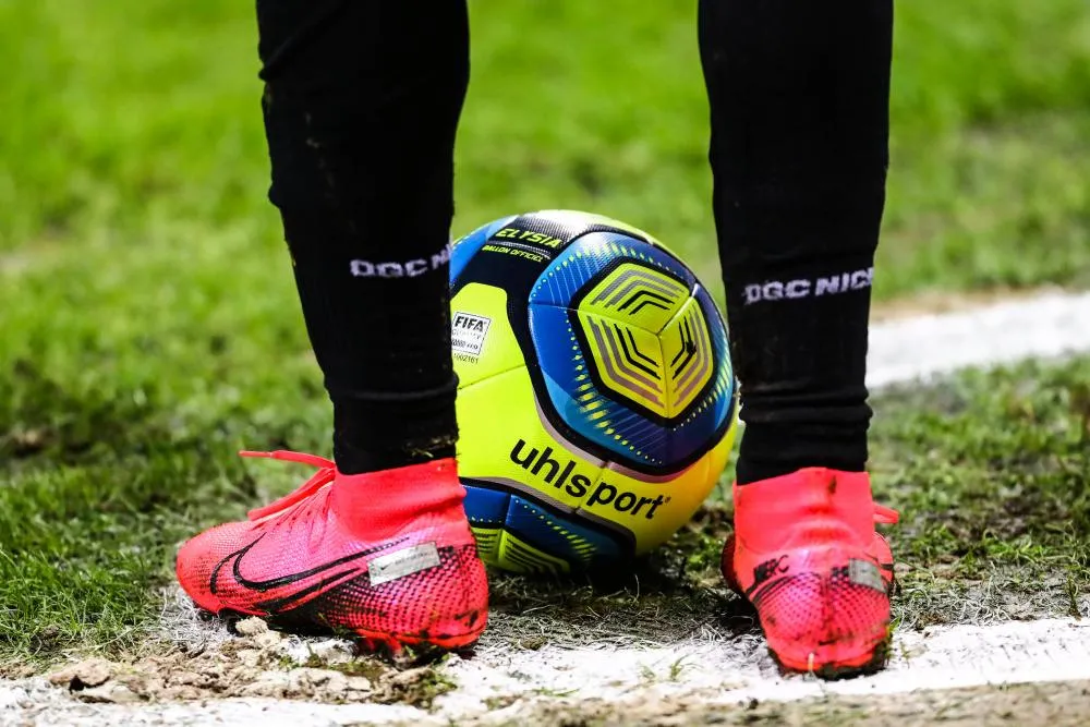 Au Chili, un gardien récupère un portable en plein match et fait mine de téléphoner