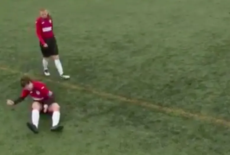 En Écosse, une joueuse se frappe le genou après une luxation