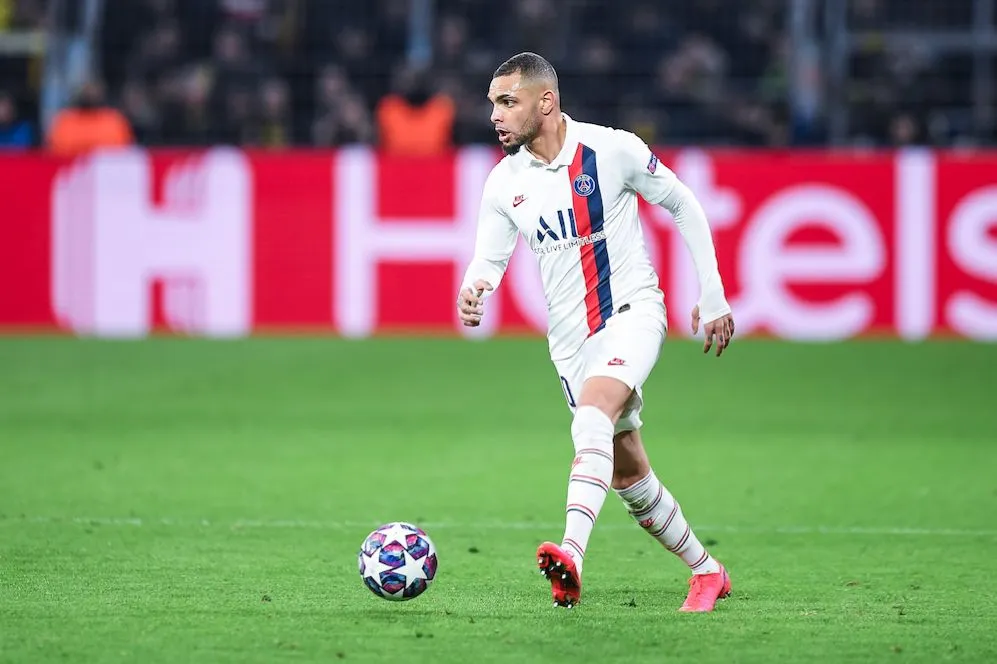 Kurzawa célèbre la victoire au milieu des supporters