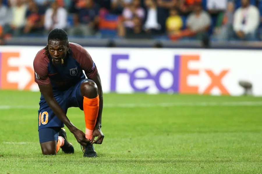 En Copa Libertadores, Adebayor voit rouge après un high-kick
