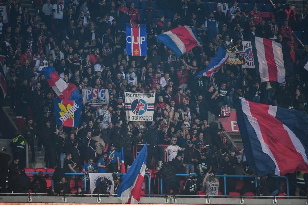 La banderole des ultras parisiens pour soutenir le personnel hospitalier
