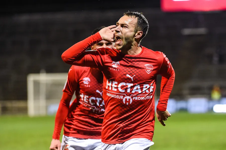 Philippoteaux craque un fumigène pour célèbrer le maintien du Nîmes Olympique
