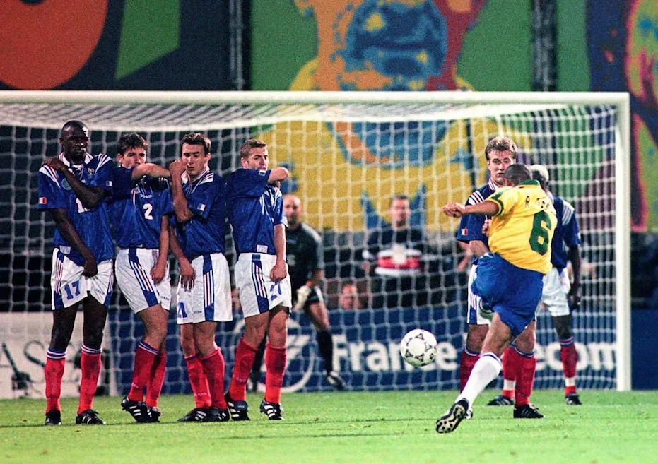 Christophe Clanet : «<span style="font-size:50%">&nbsp;</span>La trajectoire du coup franc de Roberto Carlos est très surprenante, mais on la comprend scientifiquement<span style="font-size:50%">&nbsp;</span>»