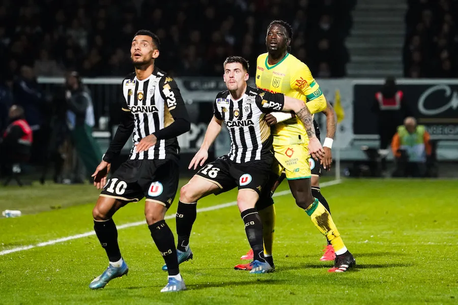 Les footballeurs ont-ils raison de refuser une baisse de salaire ?