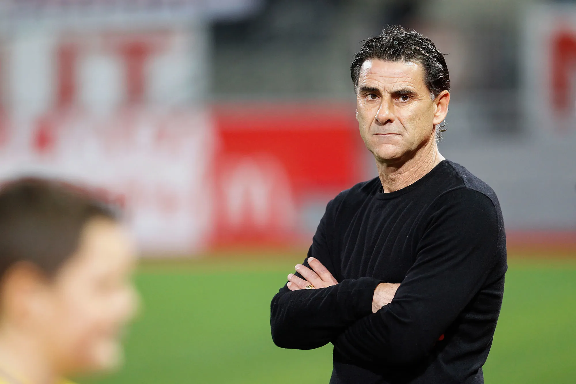 Didier Tholot pose ses fesses sur le banc du Pau FC