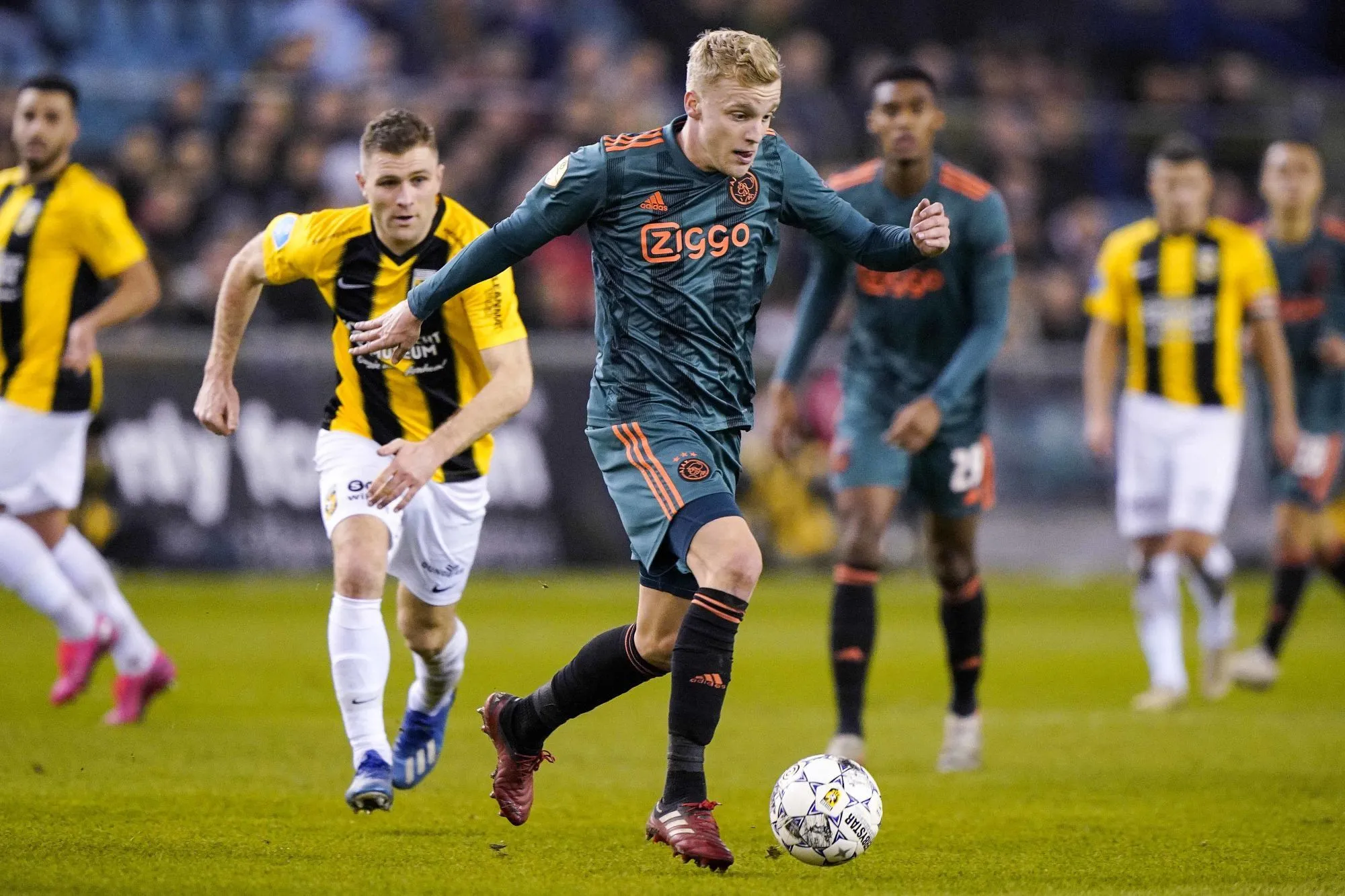 Van der Sar confirme les bons de sortie de Van de Beek, Tagliafico et Onana