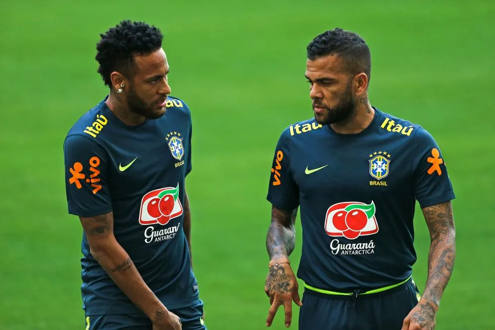 Dani Alves : «<span style="font-size:50%">&nbsp;</span>Neymar est né pour être différent<span style="font-size:50%">&nbsp;</span>»