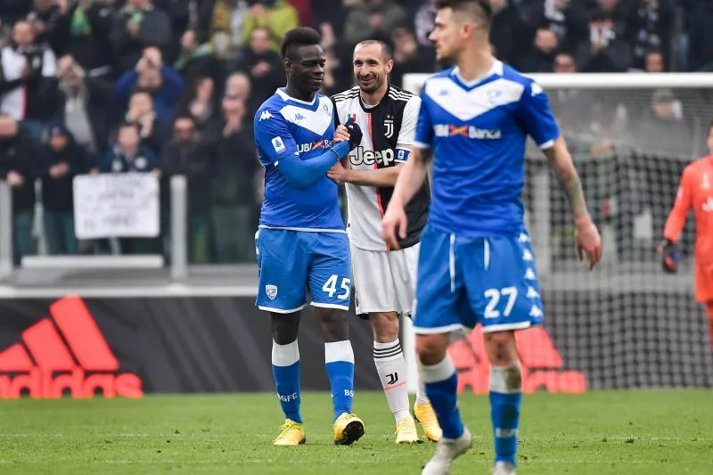 Balotelli à Chiellini : «<span style="font-size:50%">&nbsp;</span>Je t&rsquo;aimes toujours, même si tu m&rsquo;as poignardé dans le dos<span style="font-size:50%">&nbsp;</span>»