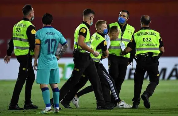 Des poursuites judicaires à l’encontre du supporter entré sur le terrain