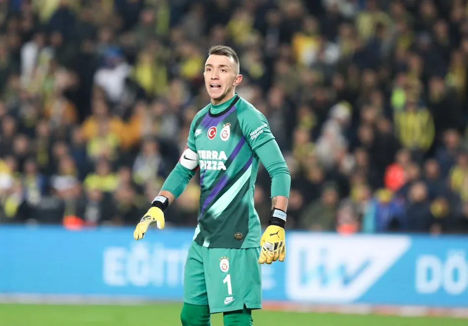Fracture du tibia-péroné pour Fernando Muslera
