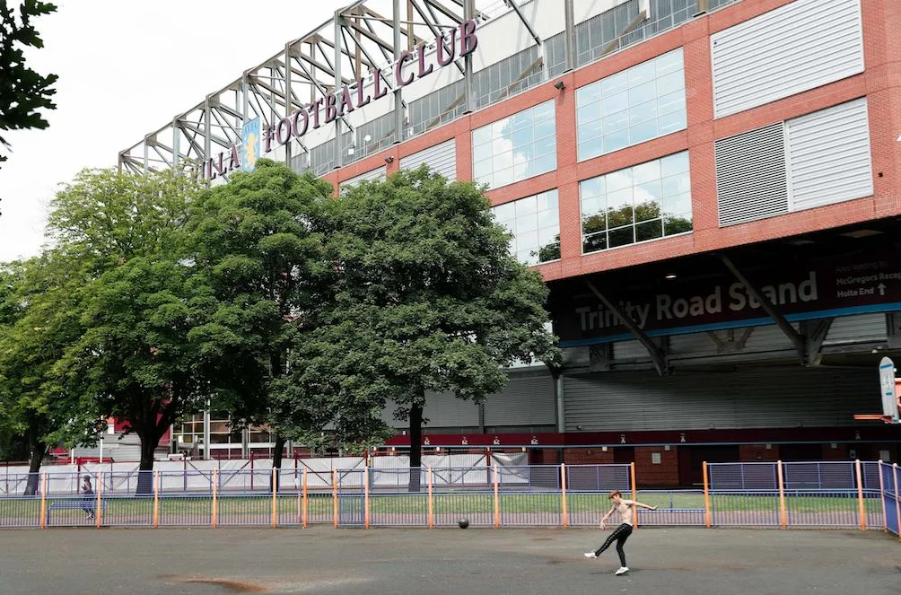 Les joueurs d&rsquo;Aston Villa et de Sheffield United posent un genou à terre