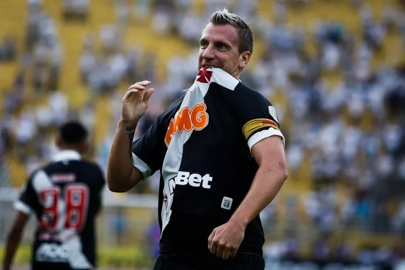 Un défenseur de Botafogo découpe Maxi López