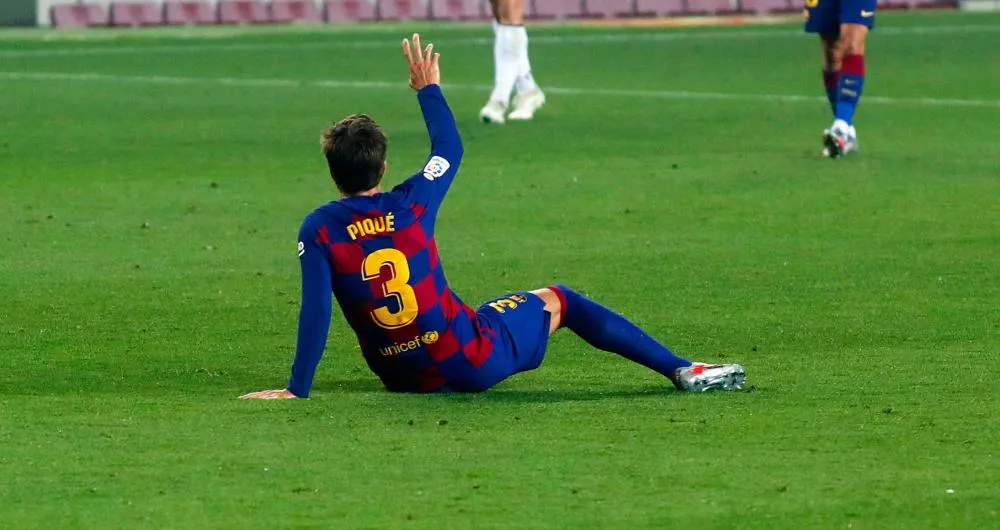 Quand Gerard Piqué débarque au Camp Nou… à vélo