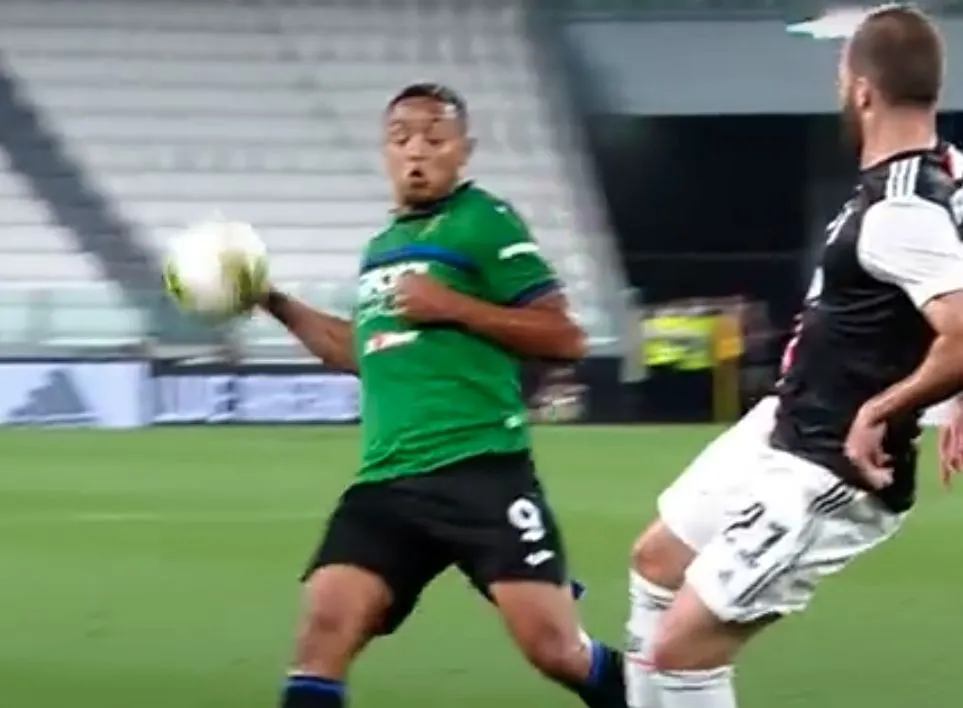 Sifflez des coups francs indirects dans la surface, bordel !