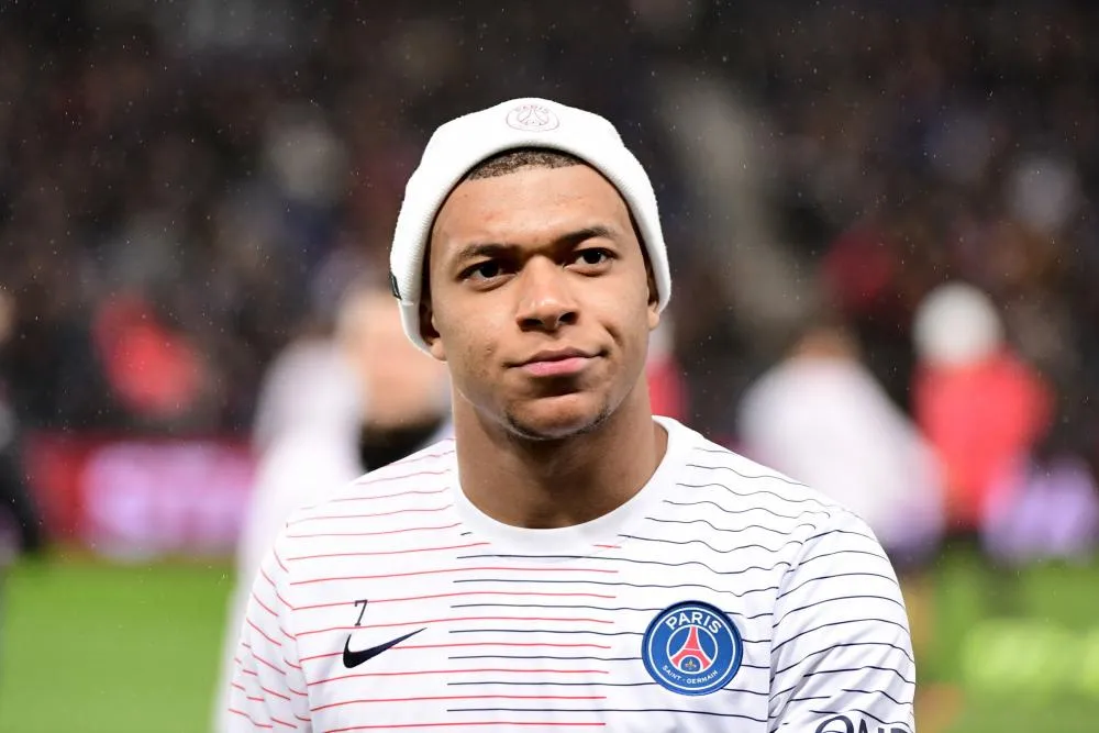 Mbappé sur la jaquette du jeu FIFA 21