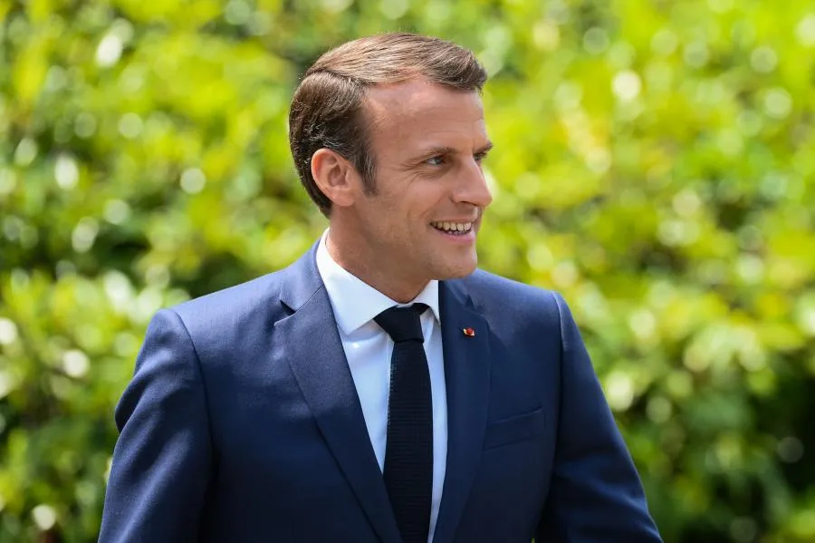 Emmanuel Macron tâte le cuir à Chambord