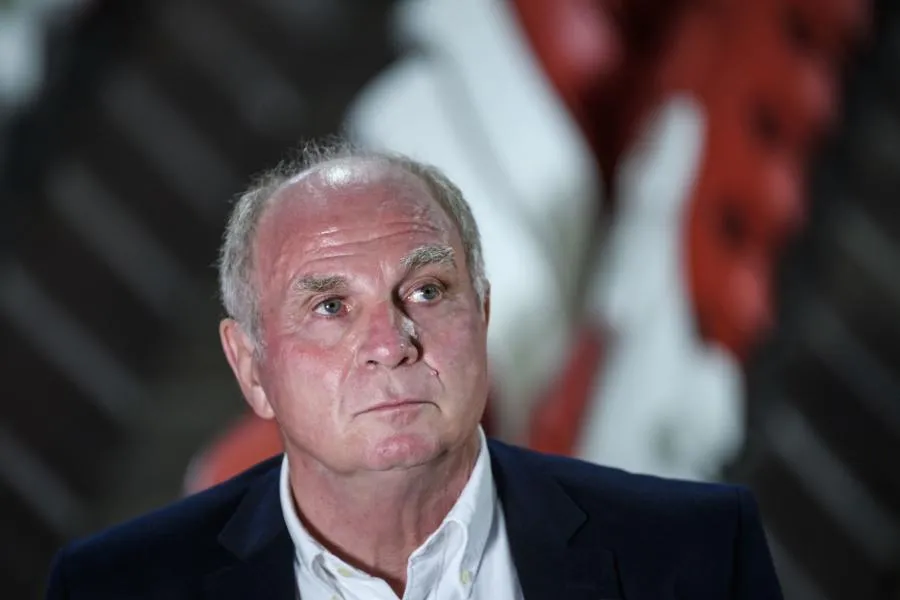 Hoeness taille la gestion des transferts de Dortmund