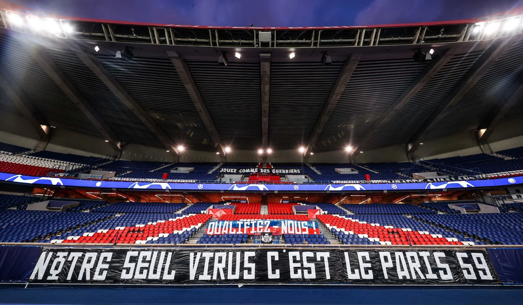 Le CUP déploie des banderoles devant plusieurs monuments parisiens